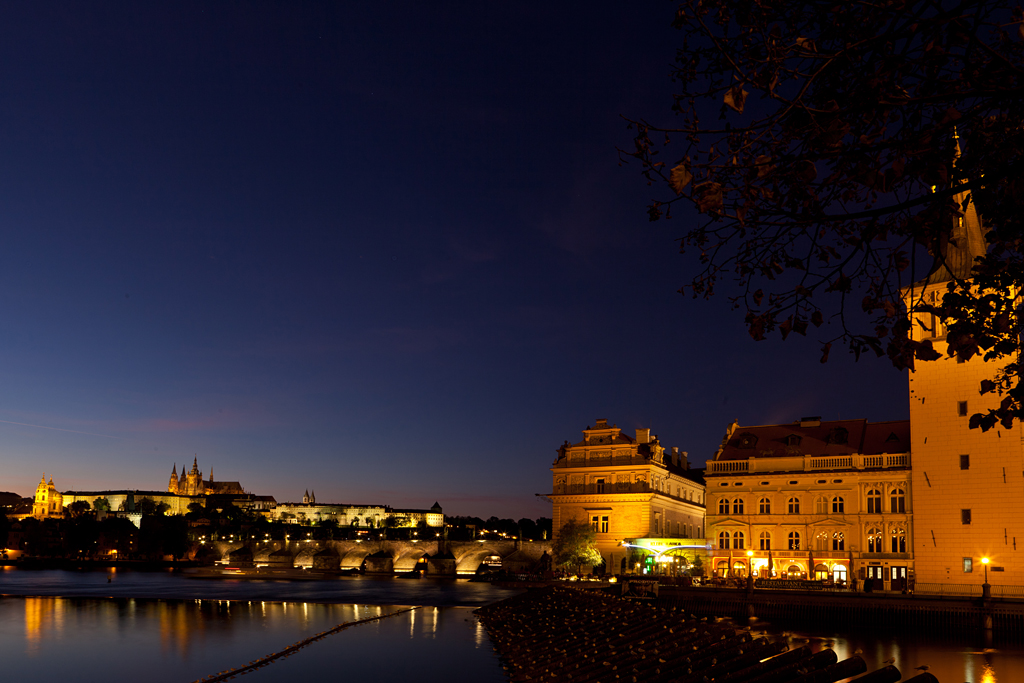 Karlsbrücke und Prager Burg bei Nacht