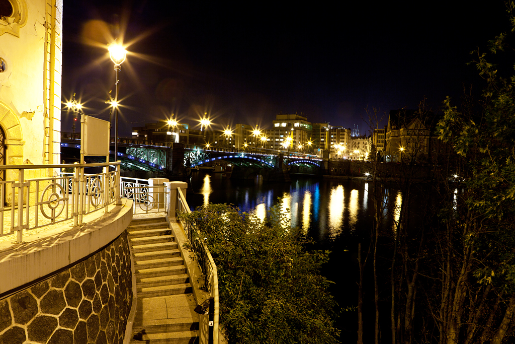 Prag bei Nacht - Blick auf die Čech-Brücke