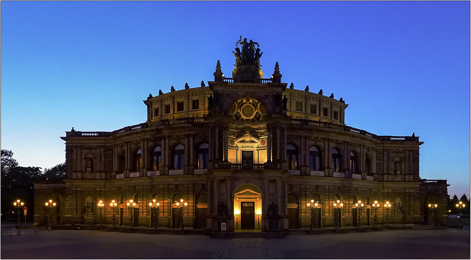 Semperoper am Abend