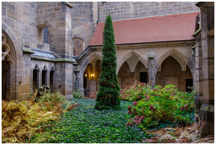 Innenhof mit Kreuzgang