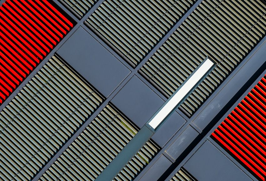 Jalousien und eine Lampe