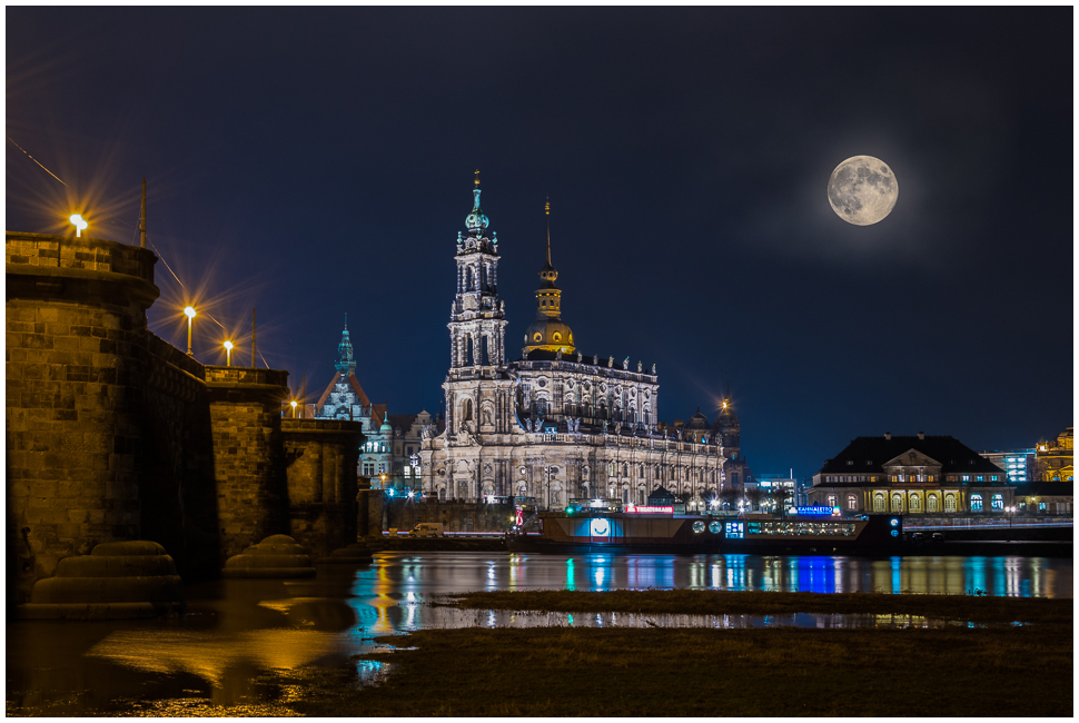 Hofkirche im Vollmond