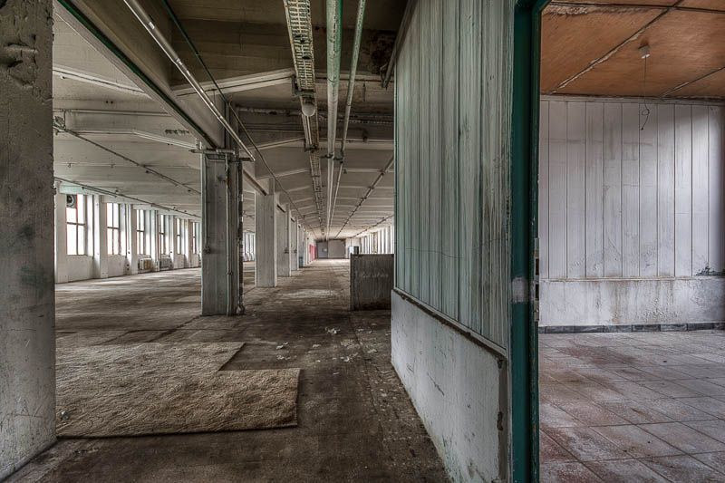 Werkhalle mit Pausenraum