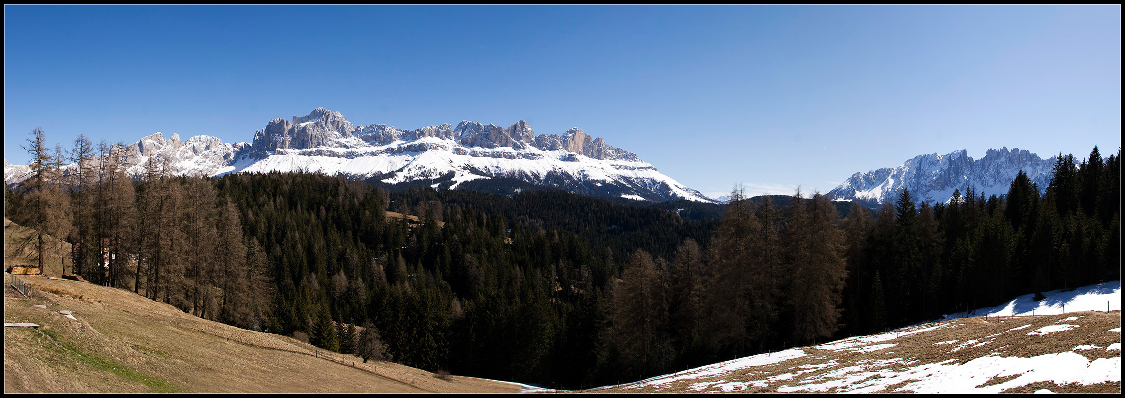 Rosengarten (li), Latemar (r), in der Mitte der Karerpass