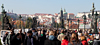 Touristen auf der Karlsbrücke in Prag