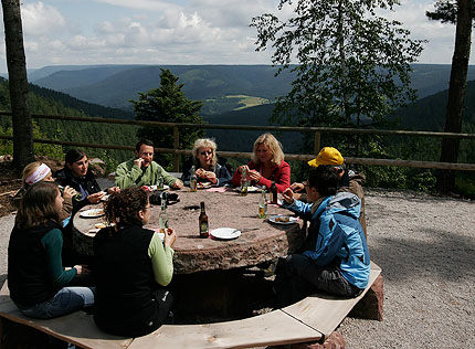 Essen am runden Tisch