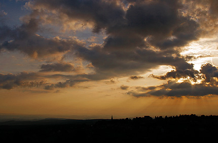 Schöneck im Sonnenuntergang (Kirchturmspitze in der Bildmitte)