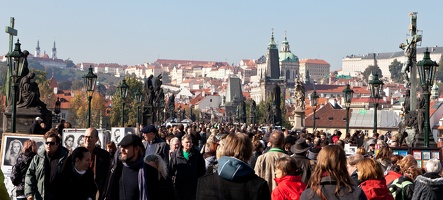 Touristen auf der Karlsbrücke in Prag