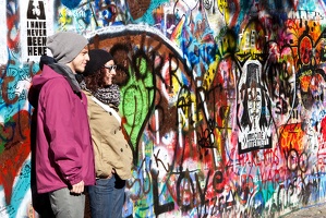 Paar an der John-Lennon-Mauer