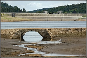 Brücke mit Staumauer