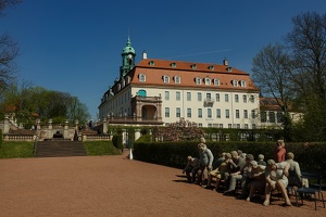 Schloss mit Alltagsmenschen