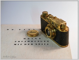 Leica mit Buch (Stacking)