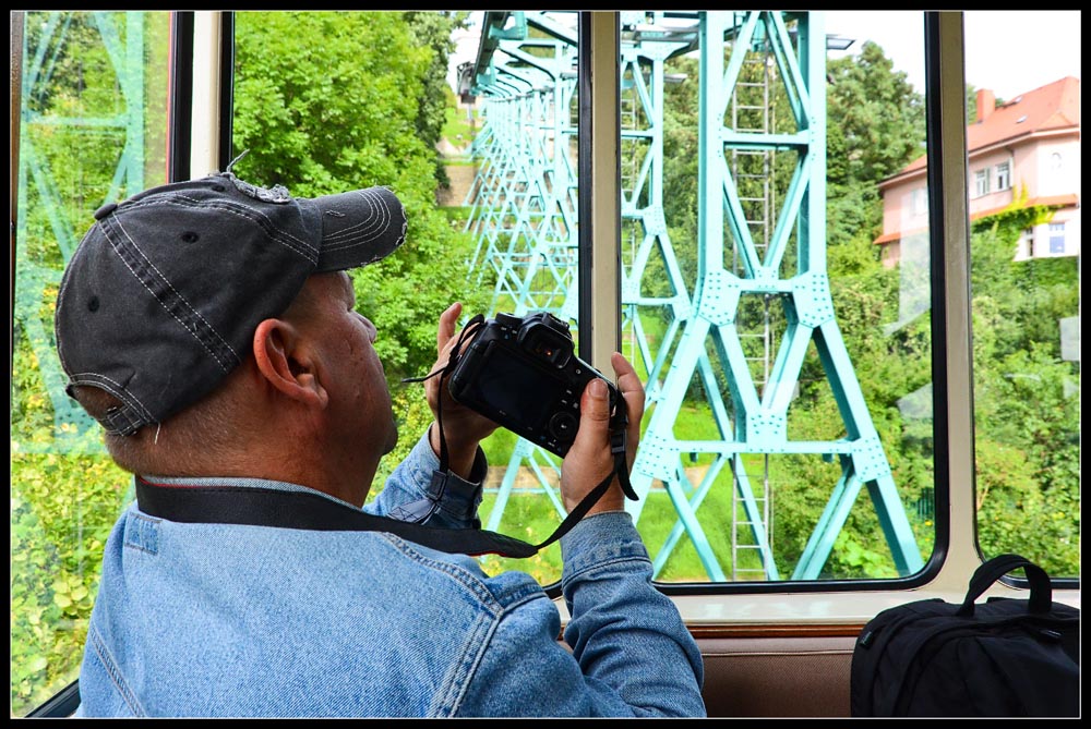 Torsten prüft sein Equipment bei der Auffahrt mit der Schwebebahn kontrolle.jpg